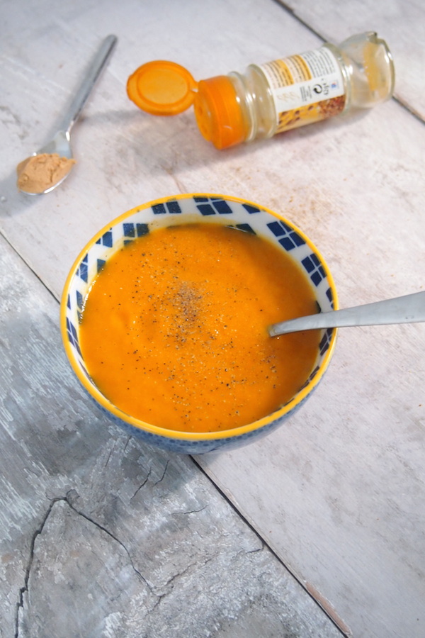 Soupe de carotte au curry et cacahuète